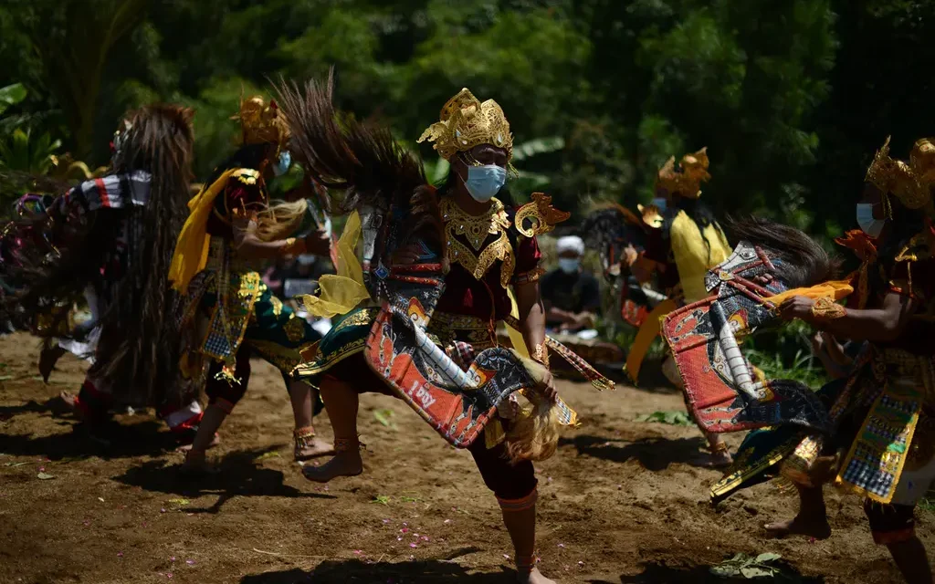 Dari Panggung ke Layar: Bagaimana Seni Tradisi Bertahan di Era Modern