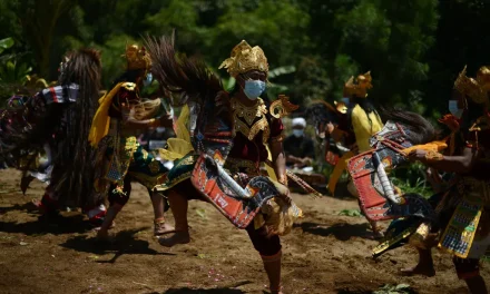 Dari Panggung ke Layar: Bagaimana Seni Tradisi Bertahan di Era Modern