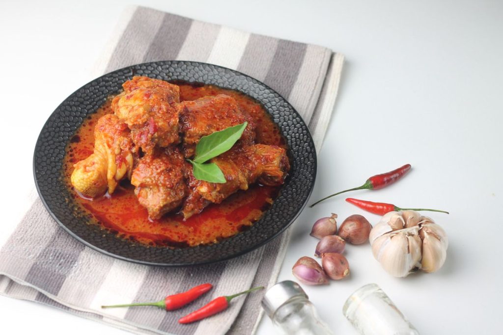 Ayam bumbu Bali rumahan dengan bumbu merah pekat yang meresap