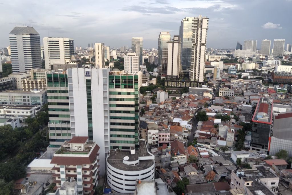 Ilustrasi konsep Urban Cyfluence Framework yang mengintegrasikan infrastruktur fisik keamanan digital dan kepercayaan publik