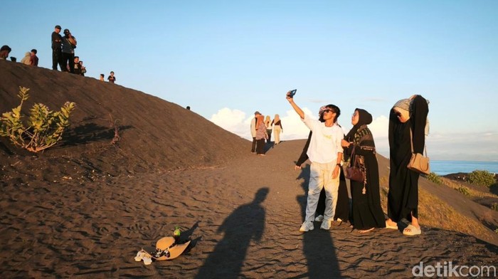 Bekas Tambang Pasir Besi Lombok Timur Jadi Wisata Viral
