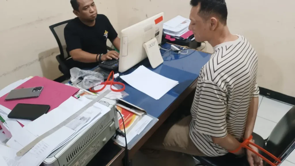 Petugas kepolisian mengamankan pelaku pemukulan terhadap pengendara sepeda motor di Jalan Raya Jagakarsa, Jakarta Selatan, setelah videonya viral di media sosial.