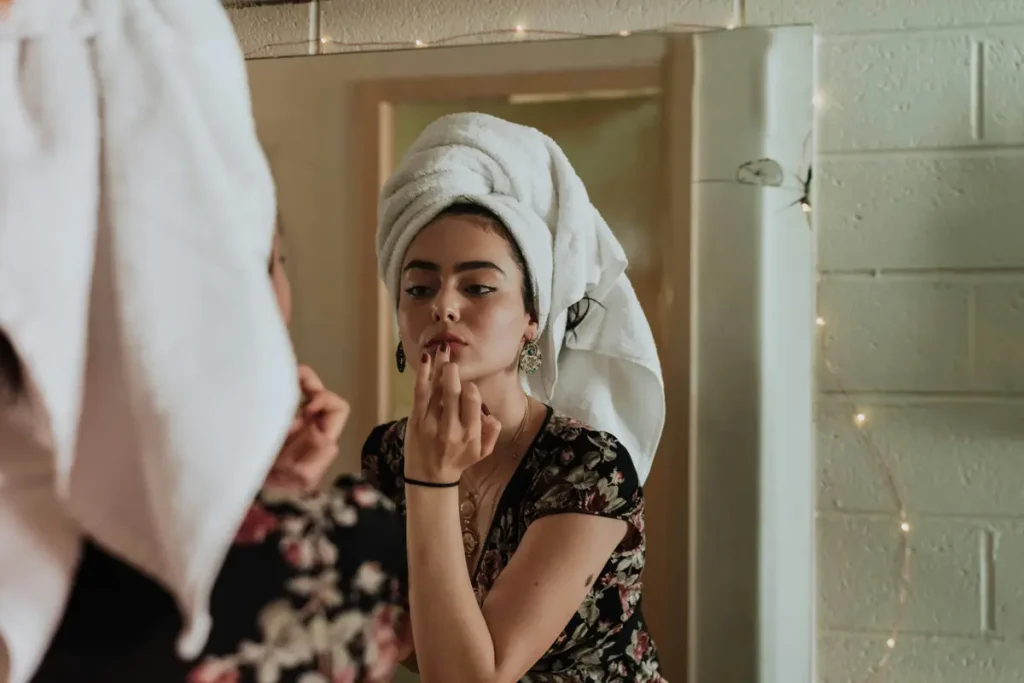 Wanita menggunakan ice globe untuk memijat wajah sebagai bagian dari rutinitas skincare pagi agar kulit tampak segar, kencang, dan bercahaya.