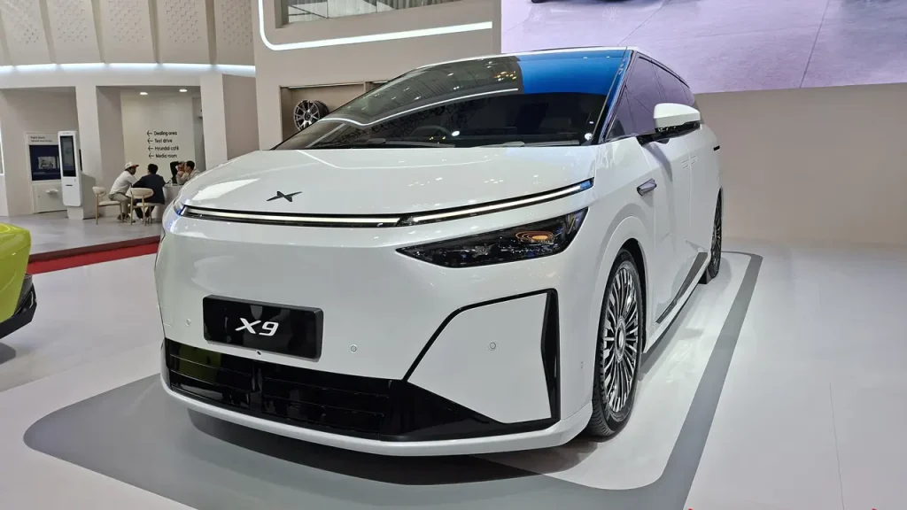 Booth XPENG di GIIAS 2026 menampilkan New X9 rakitan lokal dengan teknologi AI dan inovasi kendaraan listrik terbaru.