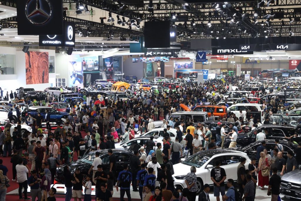 Suasana pameran GIIAS 2026 dengan puluhan merek mobil, motor, dan kendaraan komersial di ICE BSD City.