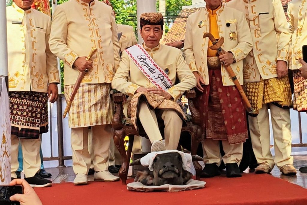 Prosesi pemberian gelar adat Lampung dengan simbol kepala kerbau sebagai representasi nilai budaya, kerendahan hati, dan identitas masyarakat adat.