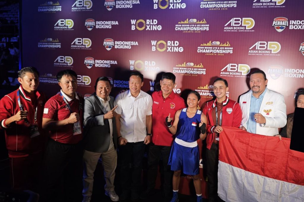 Anggie Intania Chalik merayakan kemenangan setelah meraih medali emas pada Kejuaraan Asia Tinju U19 & U23 2026 di Jakarta.