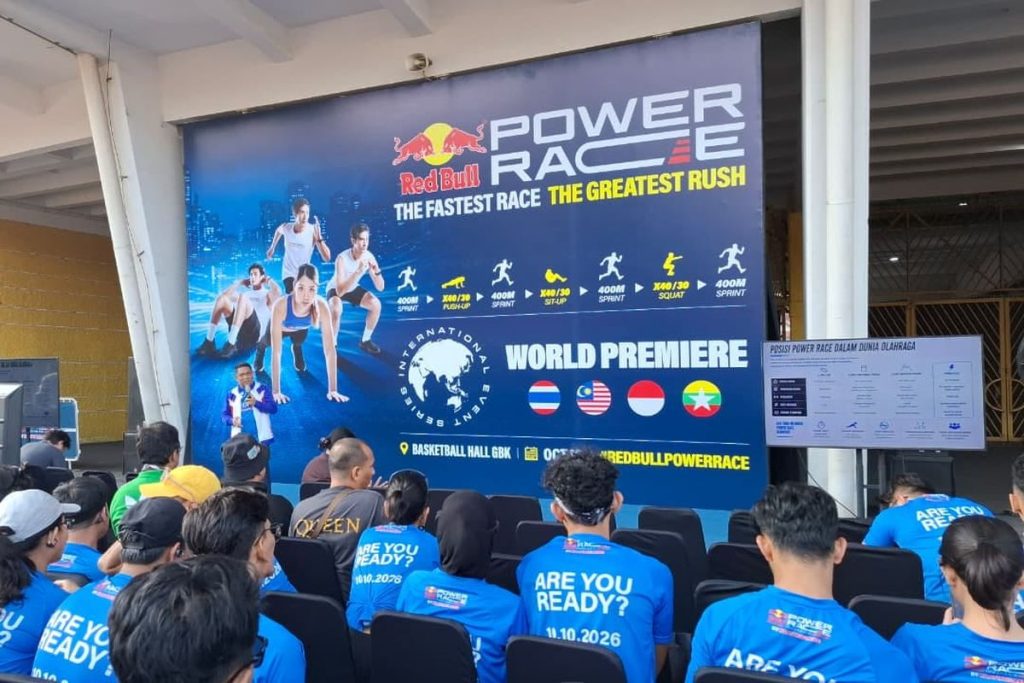 Atlet mengikuti Kratingdaeng Red Bull Power Race Indonesia dengan kombinasi lari 400 meter dan latihan bodyweight untuk memperebutkan tiket ke International Final Bangkok.