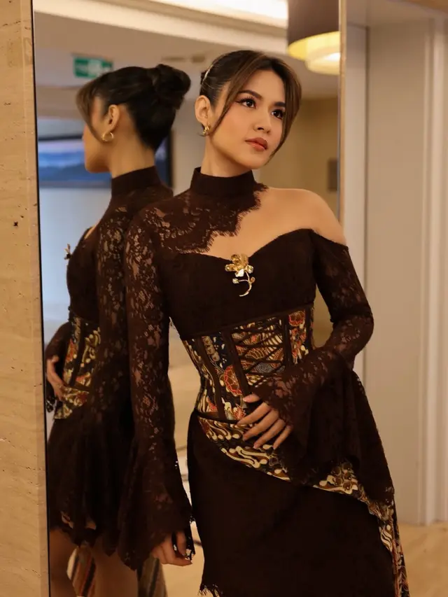 Tren corset top modern dengan gaya feminin dan padu padan busana kasual