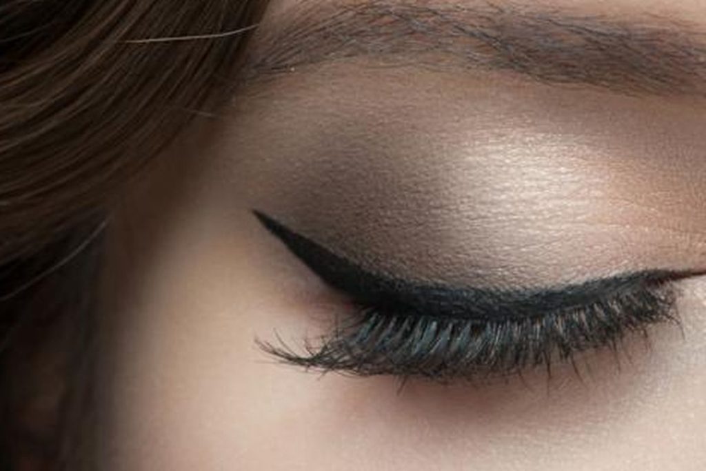 Ilustrasi teknik eyeliner microlining pada garis bulu mata untuk menciptakan tampilan mata yang lebih besar, natural, dan rapi.