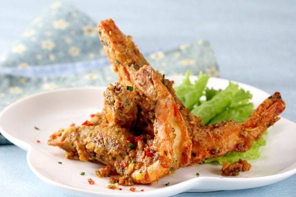 Udang goreng saus telur asin gurih dan creamy siap disajikan