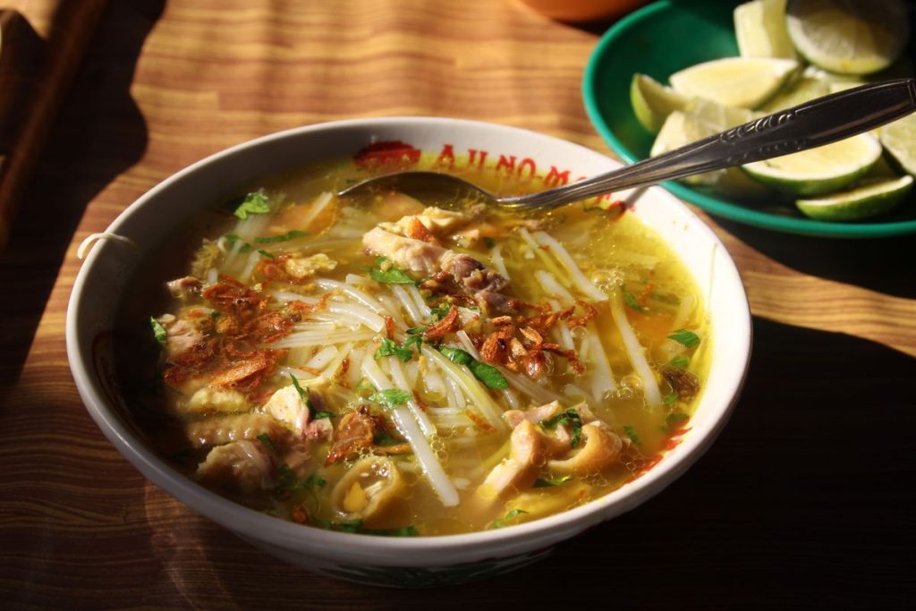 Soto ayam bening rumahan dengan suwiran ayam, soun, telur rebus, kol, dan kuah gurih beraroma rempah.