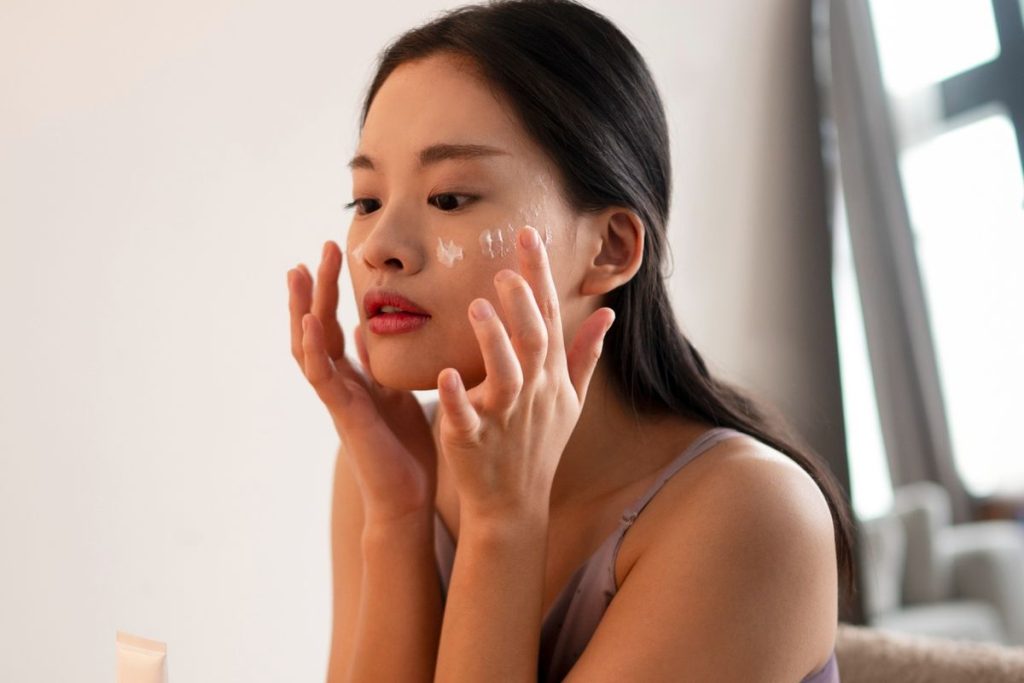 Cara membedakan kebutuhan dan keinginan saat membeli skincare dan fashion