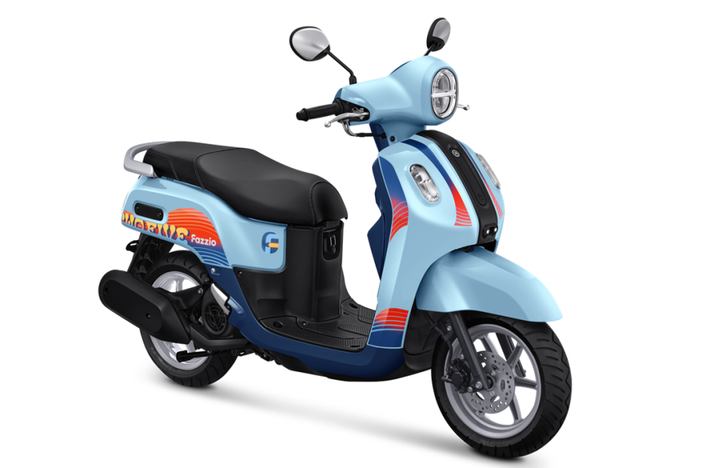 Yamaha Fazzio Hybrid Sunset Blue edisi spesial dengan kombinasi warna biru pastel dan aksen oranye bergaya retro-modern.
