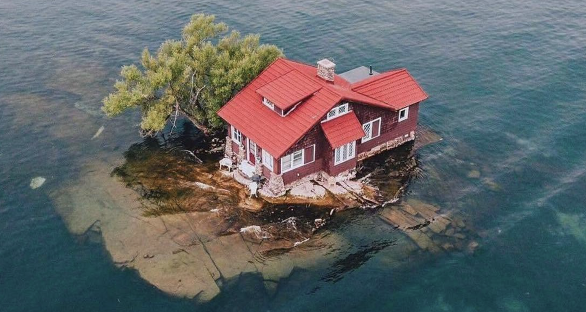 Mengenal Just Room Enough, Pulau Mungil yang Hanya Diisi Satu Rumah dan Satu Pohon