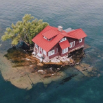 Mengenal Just Room Enough, Pulau Mungil yang Hanya Diisi Satu Rumah dan Satu Pohon