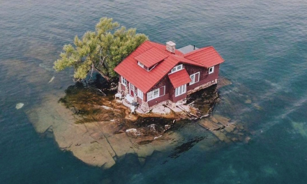 Mengenal Just Room Enough, Pulau Mungil yang Hanya Diisi Satu Rumah dan Satu Pohon