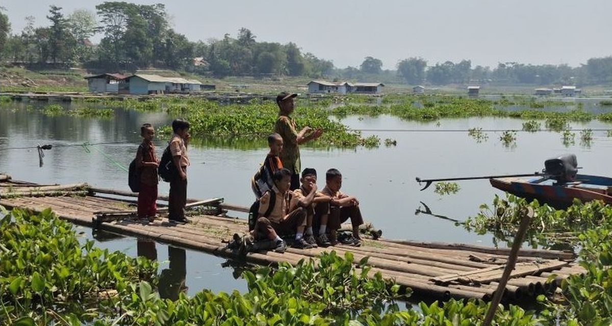 Puluhan Tahun Naik Rakit ke Sekolah, Siswa Bandung Barat Berharap Jembatan Dibangun