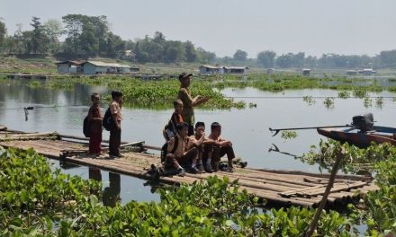 Puluhan Tahun Naik Rakit ke Sekolah, Siswa Bandung Barat Berharap Jembatan Dibangun