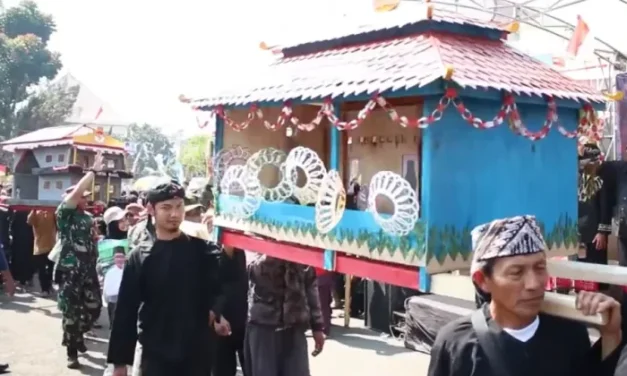 Pawai Jampana Tradisi Sunda yang Memeriahkan HUT RI dengan Nuansa Budaya dan Kebersamaan