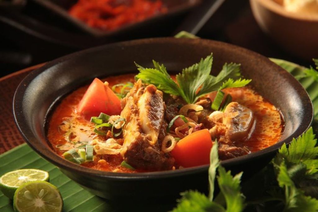 Soto Tangkar khas Betawi dengan kuah santan gurih dan sate daging sapi