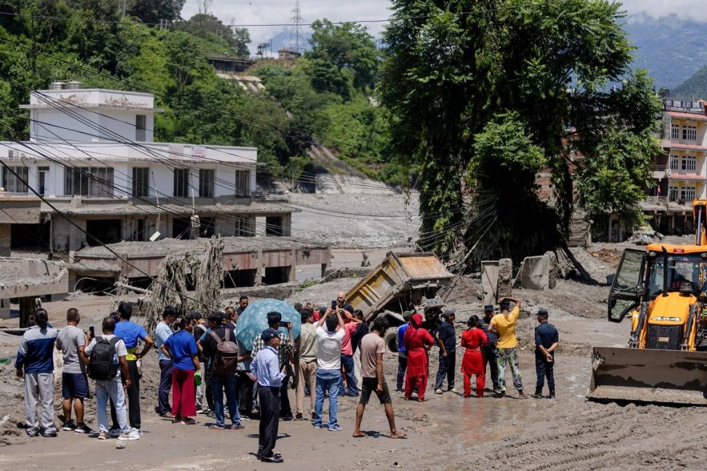 Tim penyelamat mencari korban banjir Nepal-Tibet yang menewaskan lebih dari 1.000 orang.